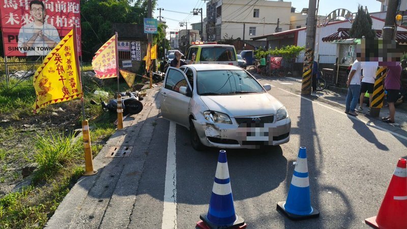 陳姓女子駕車行經屏東新園鄉善良宮前，撞上路旁停放的機車，民眾上前幫忙發現右前座坐著一名女子已經死亡。圖／警方提供